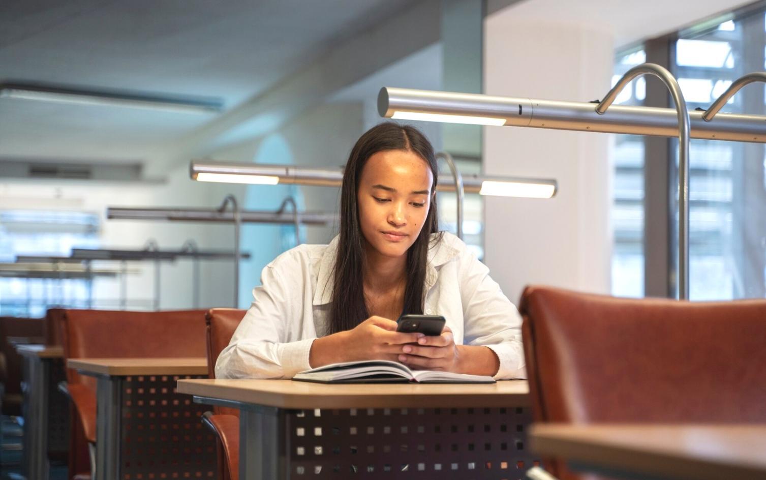 Equipo de karynthevo trabajando en análisis financiero detallado