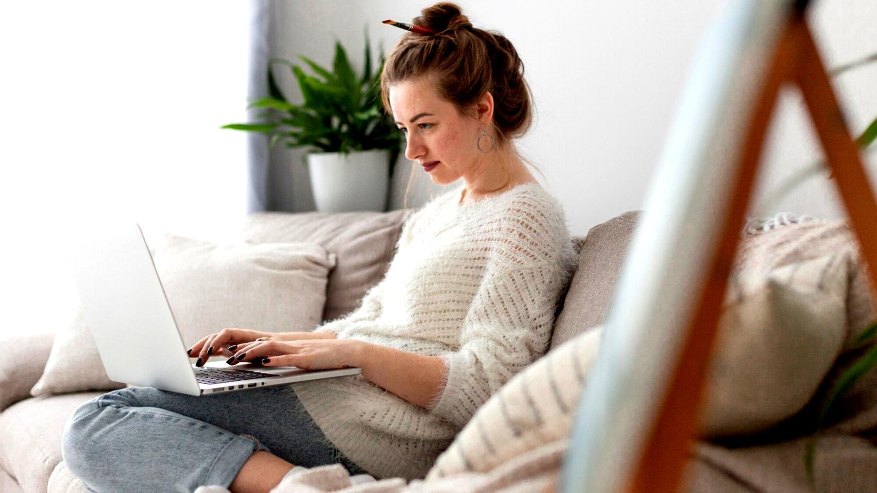 Profesional analizando estados financieros en entorno corporativo