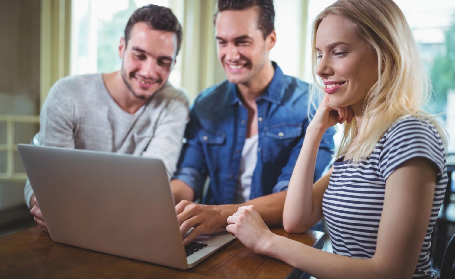 Oficina de karynthevo en Zaragoza mostrando espacio de trabajo profesional