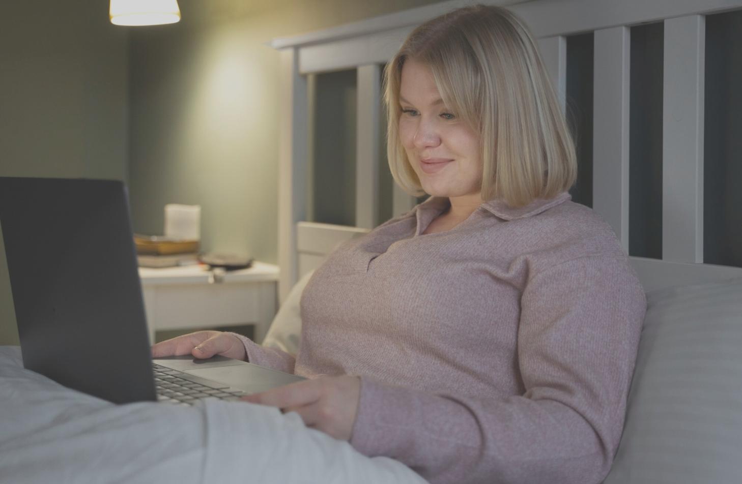 Sesión de análisis financiero con documentos y gráficos sobre mesa de trabajo